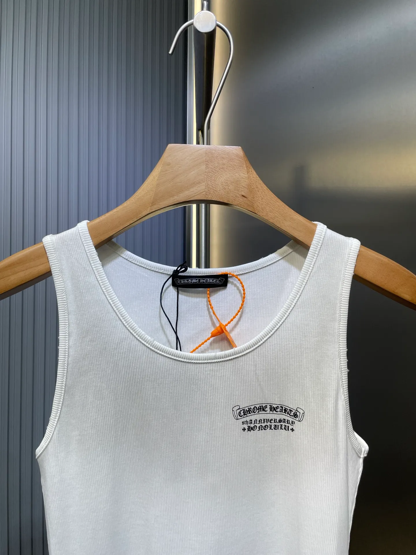 🅿️230 Come Hearts*🌟【Top replica】Cro Heart 25 new cross Sanskrit printed knitted vest. Made of high-weight imported yarn and high-elastic thread fabric. The body is designed with line splicing. The elasticity and slimming effect are particularly obvious. Minimalist style. The texture is online. Relaxed and comfortable. Wear alone or layered to have different styles. A must-have for everyone. Size: S/M/L